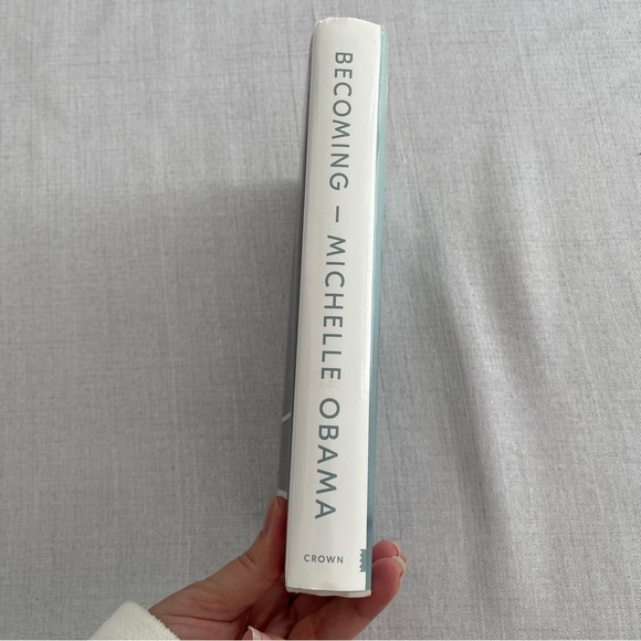 Becoming - Large Print by Michelle Obama - Picture 2 of 7